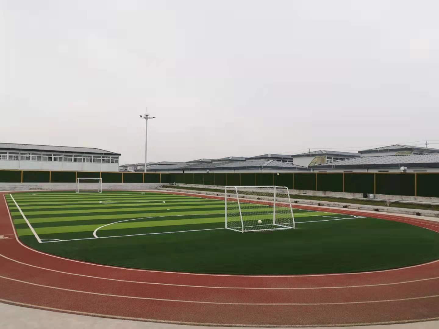 常泰長(zhǎng)江大橋項(xiàng)目部足球場(chǎng).jpg